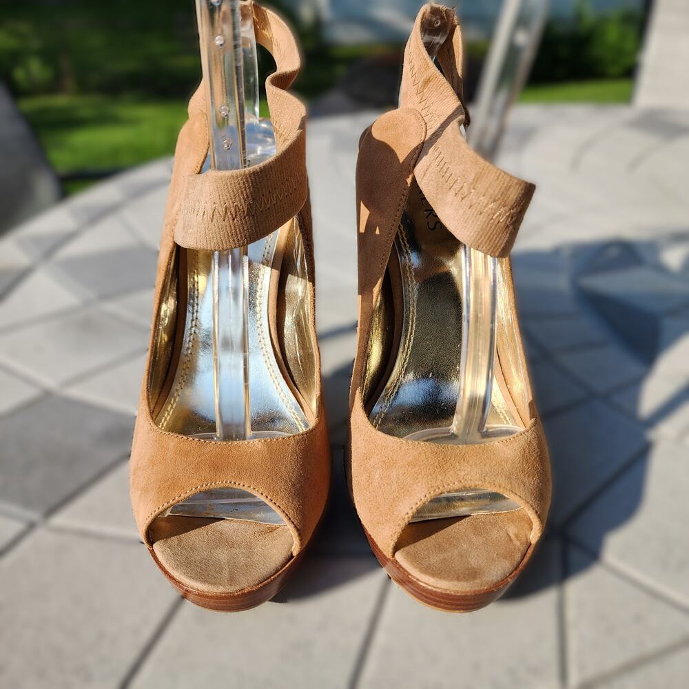 Bakers Debbi Camel Suede Peep Toe Stiletto Heel Sandals 9M - Picture 3 of 8